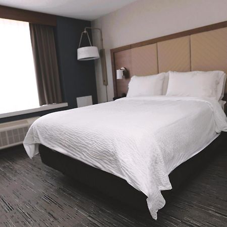 Holiday Inn Express Detroit-Birmingham By Ihg Exterior photo