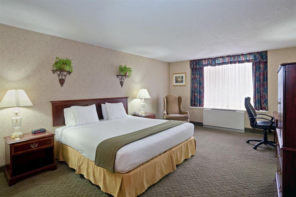 Holiday Inn Express Detroit-Birmingham By Ihg Room photo