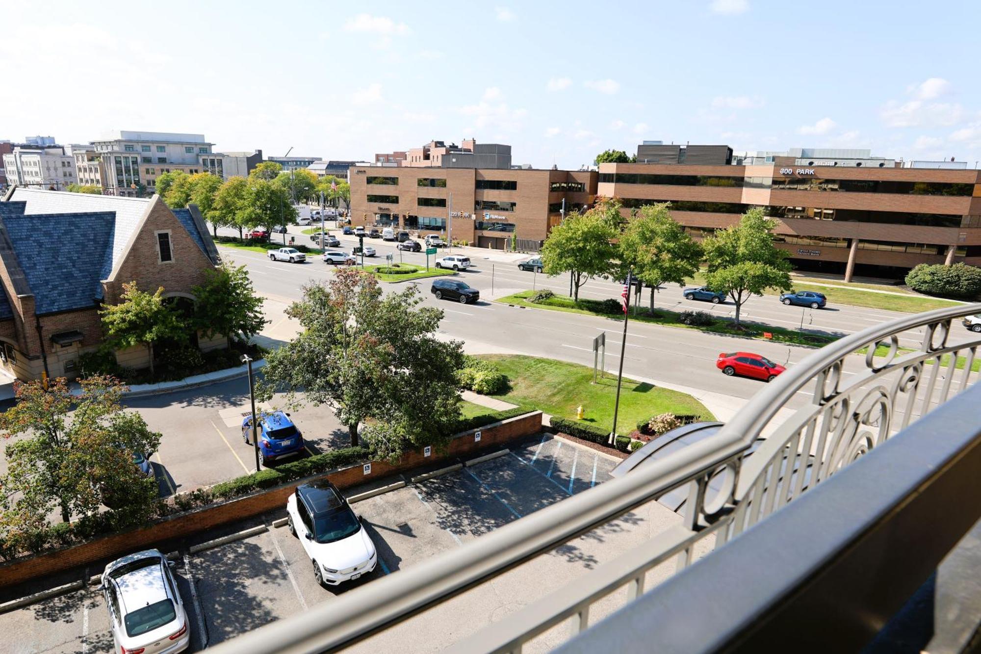 Holiday Inn Express Detroit-Birmingham By Ihg Exterior photo